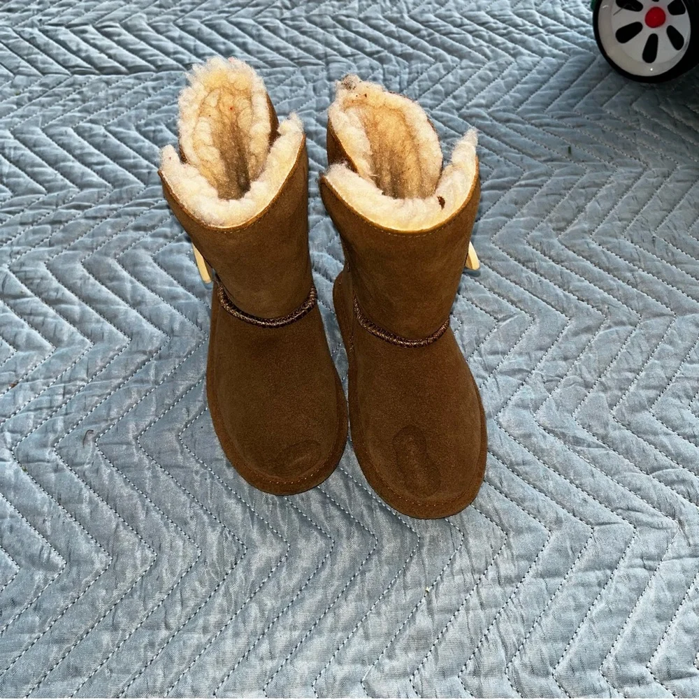Kids bearpaw brown button fur boots size 8